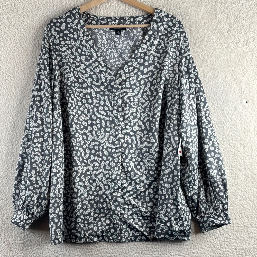 NWT Alfani Womens Gray Cheetah Animal Print Blouson Sleeve V-Neck Top S SMALL
